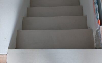 Schody, które łączą! Mikrocement i Drewno w Oleśnicy